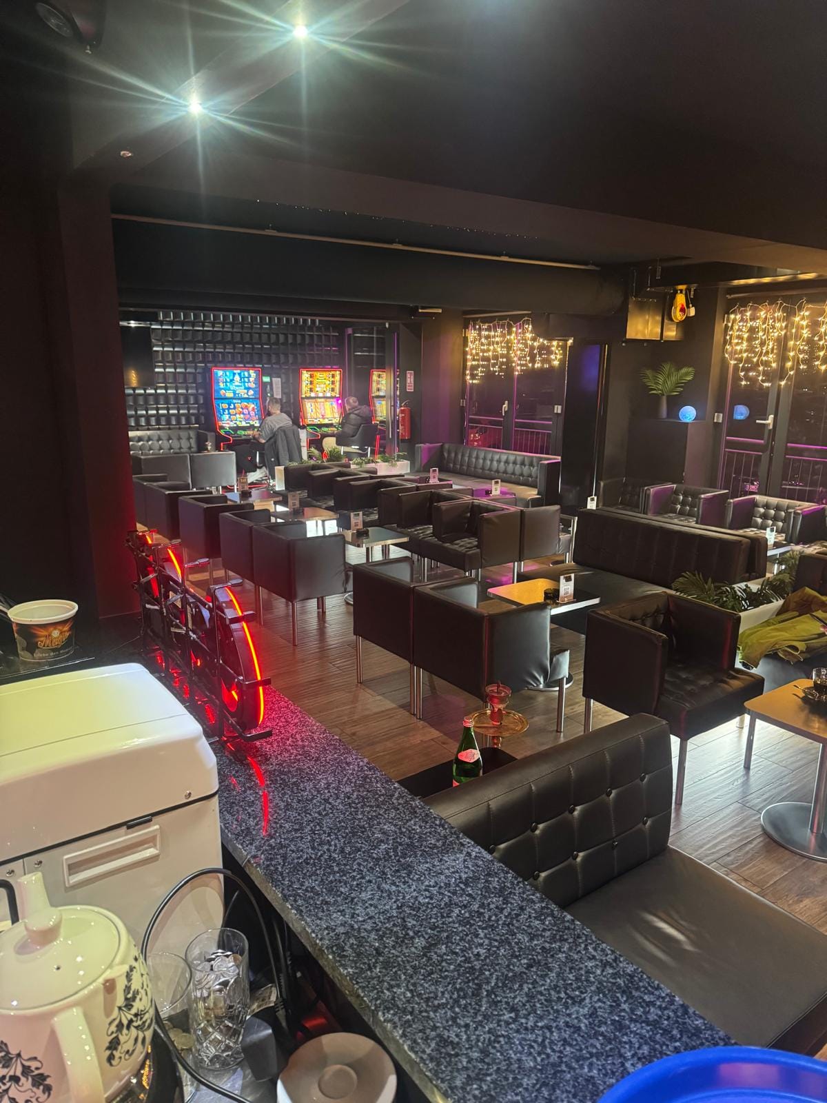 Moderne Einrichtung der MultiKulti Bar